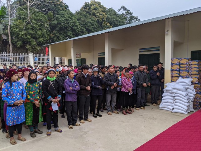 Người dân xếp hàng ngay ngắn chờ nhận quà