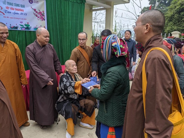 Hòa thượng Yoshimizu Daichi - nguyên Hội trưởng Hội Phật giáo Tịnh độ tông Nhật Bản có mặt cùng đoàn, trao quà cho bà con