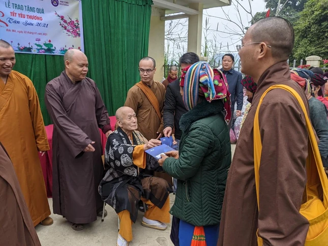 Hòa thượng Yoshimizu Daichi - nguyên Hội trưởng Hội Phật giáo Tịnh độ tông Nhật Bản có mặt cùng đoàn, trao quà cho bà con Hòa thượng Yoshimizu Daichi - nguyên Hội trưởng Hội Phật giáo Tịnh độ tông Nhật Bản có mặt cùng đoàn, trao quà cho bà con