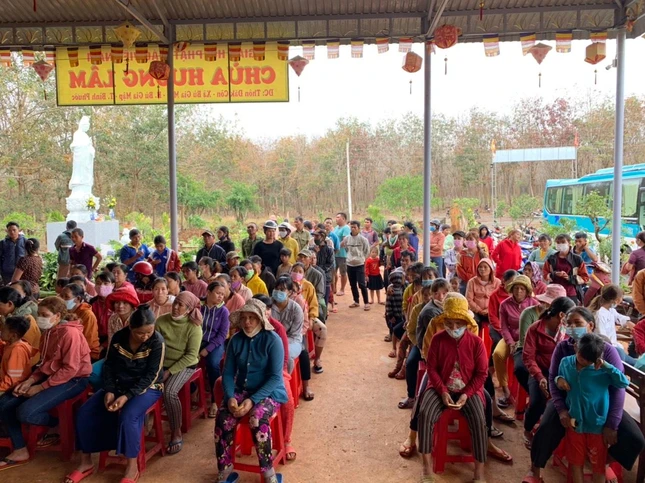 Người dân tới chùa nhận quà