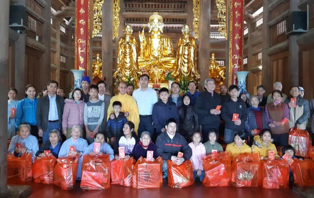 60 hộ gia đình xã Quỳnh Yên và An Hòa trực tiếp về tại chùa Lam Sơn nhận quà tết
