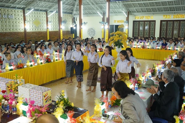 Sinh viên Lào trình diễn văn nghệ cúng dường