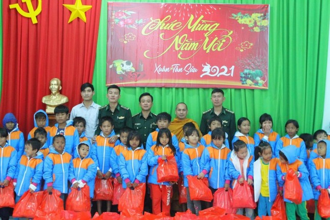 Các bạn nhỏ ở Đắk Nông nhận quà Các bạn nhỏ ở Đắk Nông nhận quà