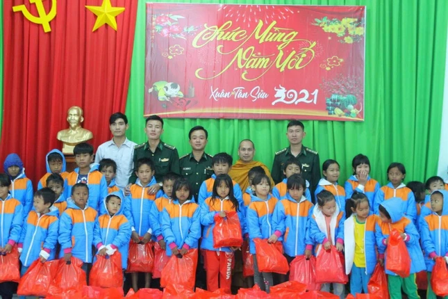 Các bạn nhỏ ở Đắk Nông nhận quà