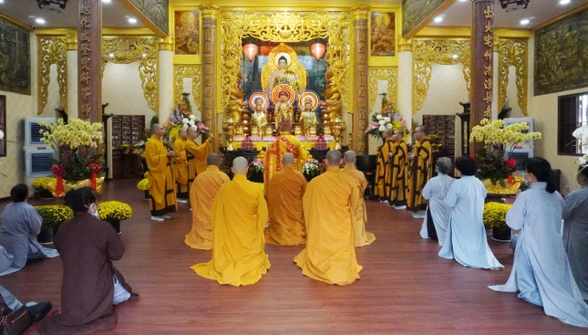 Trước đó chư tôn đức thực hiện nghi lễ cúng ngọ Trước đó chư tôn đức thực hiện nghi lễ cúng ngọ