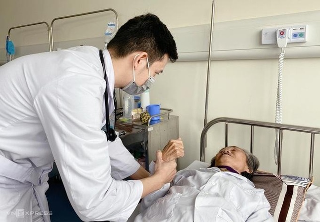 Bác sĩ thăm khám bệnh nhân nữ sau khi tiêm tiêu huyết khối, ngày 25/1. Ảnh: Thùy An Bác sĩ thăm khám bệnh nhân nữ sau khi tiêm tiêu huyết khối, ngày 25/1. Ảnh: Thùy An