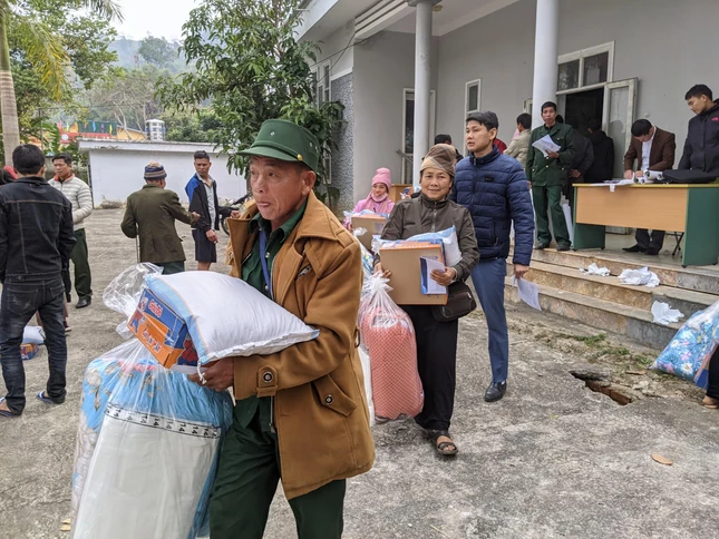 Đoàn trao 300 phần quà tại huyện Quỳnh Nhai, tỉnh Sơn La