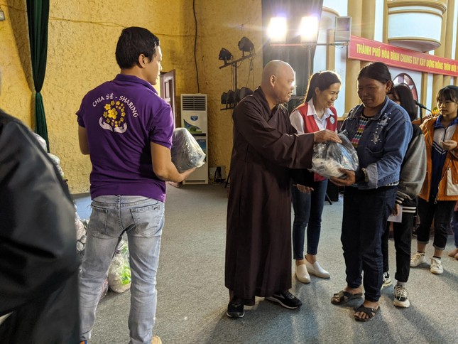 Thượng tọa Thích Thanh Phong trao quà tại TP.Hoà Bình, tỉnh Hoà Bình
