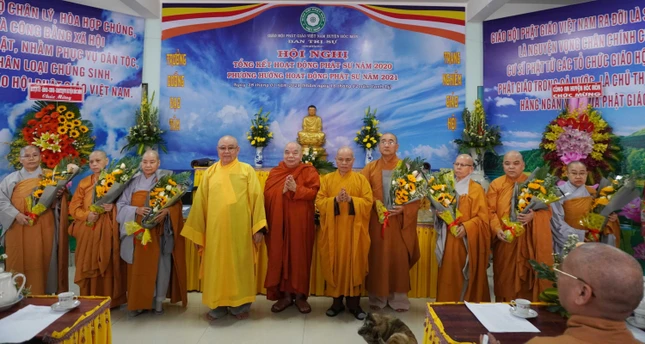 Tặng hoa chúc mừng đến chư tôn đức được tấn phong lên giáo phẩm Hòa thượng và Ni sư