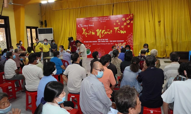 Bà con đến nhận quà “Xuân nghĩa tình” tại chùa Vĩnh Nghiêm - Ảnh: Nhã An