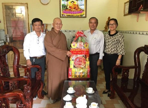 Ban Dân vận Thành ủy tặng quà Tết đến Ban Trị sự Phật giáo huyện Cần Giờ Ban Dân vận Thành ủy tặng quà Tết đến Ban Trị sự Phật giáo huyện Cần Giờ