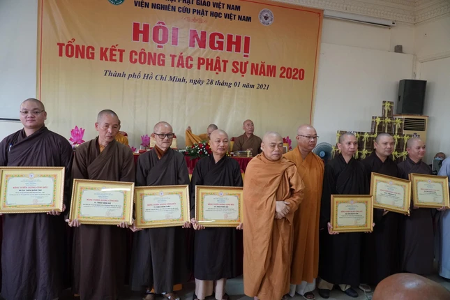 Hội đồng Trị sự và Viện Nghiên cứu tặng bằng Tuyên dương Công đức và Bằng Công đức