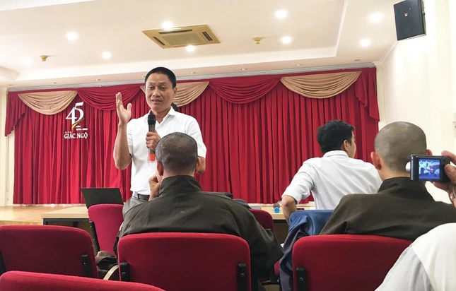 Nhà báo Lê Hiền trao đổi nghiệp vụ báo chí với cộng tác viên