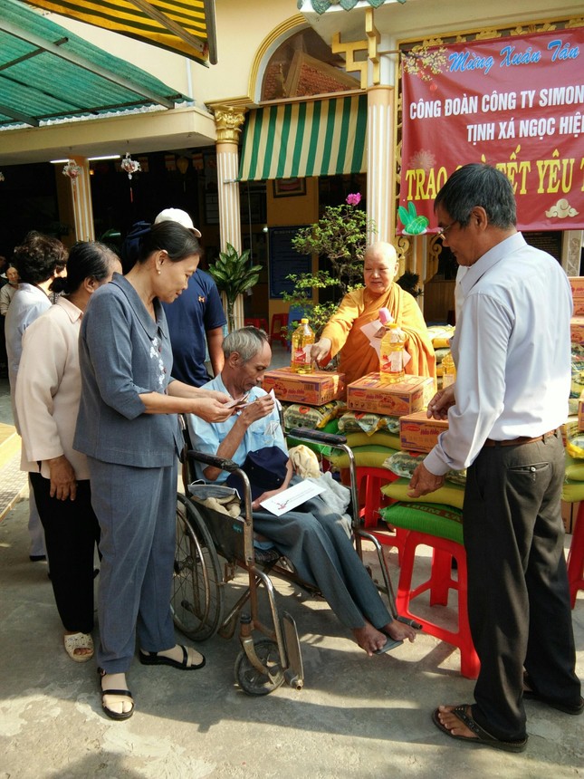 Ni trưởng Tuyết Liên trao quà Ni trưởng Tuyết Liên trao quà