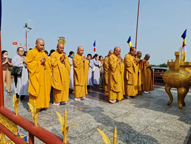 Chư tôn đức làm lễ an vị