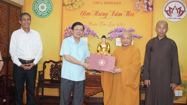 Hòa thượng Thích Thiên Nhơn và Thượng tọa Thích Minh Nhẫn tiếp đoàn