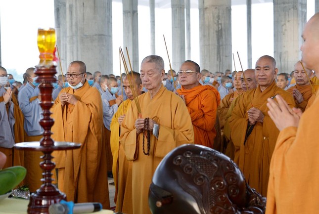 Dâng hương, bạch Phật