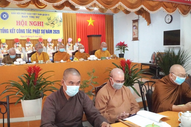 Chư tôn đức chứng minh, chủ tọa hội nghị. Buổi lễ diễn ra trong tinh thần phòng dịch Covid-19