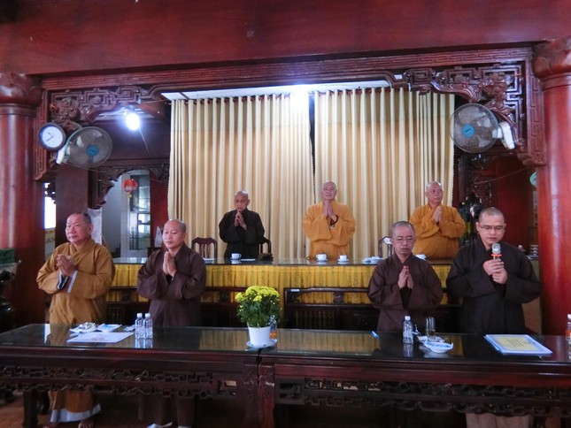 Chư tôn đức chứng minh, chủ tọa hội nghị - Ảnh: Hiển Quang