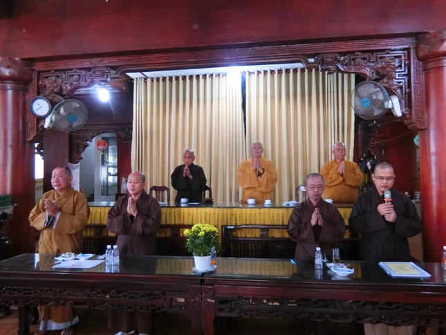 Chư tôn đức chứng minh, chủ tọa hội nghị - Ảnh: Hiển Quang