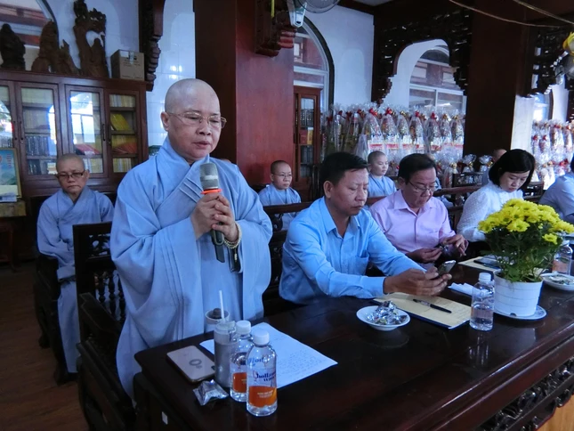 Ni trưởng Thích nữ Như Thảo, Phó ban Thường trực Ban Trị sự Phật giáo huyện Nhà Bè, tiếp thu cảm tạ - Ảnh: H.Quang