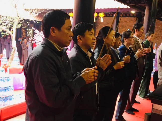 Đại biểu chính quyền các các cấp dâng hương