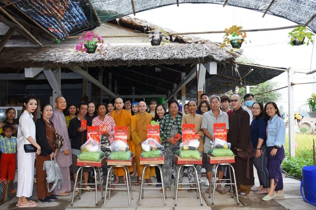 Trao quà cho người dân - Ảnh: Diệu Anh