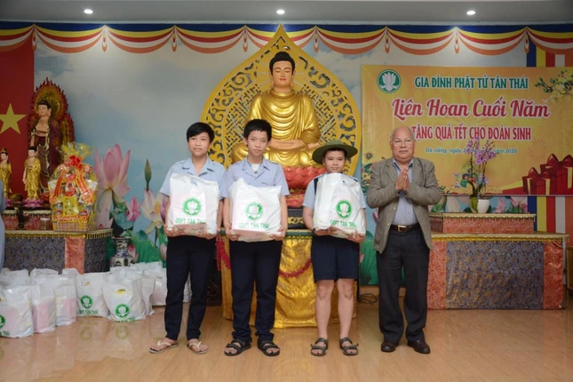Đoàn sinh chùa Tân Thái nhận quà Đoàn sinh chùa Tân Thái nhận quà