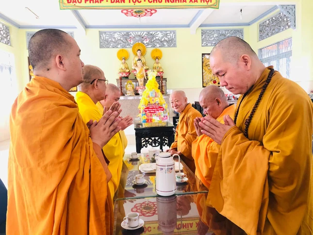 Chúc tết Hòa thượng Thích Nhựt Giác - Chứng minh Ban Trị sự quận Chúc tết Hòa thượng Thích Nhựt Giác - Chứng minh Ban Trị sự quận