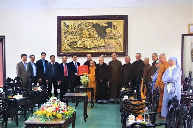 Hòa thượng Thích Đức Thanh và chư tôn đức Thường trực Ban Trị sự tiếp đoàn