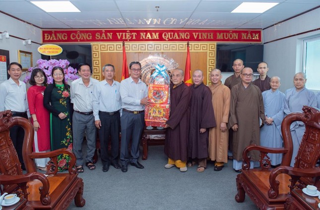 Hòa thượng Thích Minh Hiền tặng quà tết tới lãnh đạo Quận ủy quận 3 - Ảnh: Đăng Huy