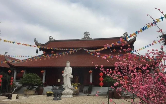 Chính điện chùa Hà vừa mới hoàn thành, phía trước là tôn tượng Đức Bồ-tát Quán Thế Âm