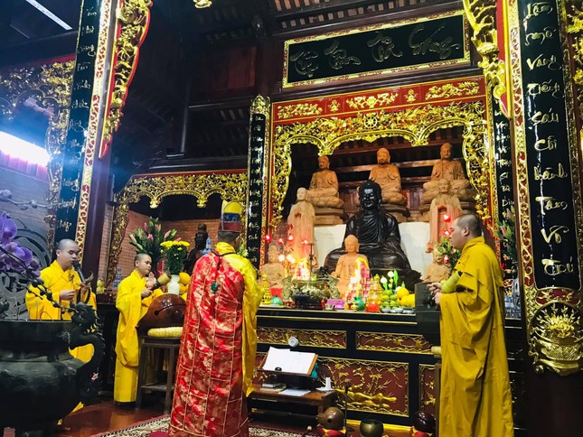 Chư tôn đức chùa Hà khánh tạ Tam bảo, an vị tôn tượng chư vị Tổ sư Chư tôn đức chùa Hà khánh tạ Tam bảo, an vị tôn tượng chư vị Tổ sư