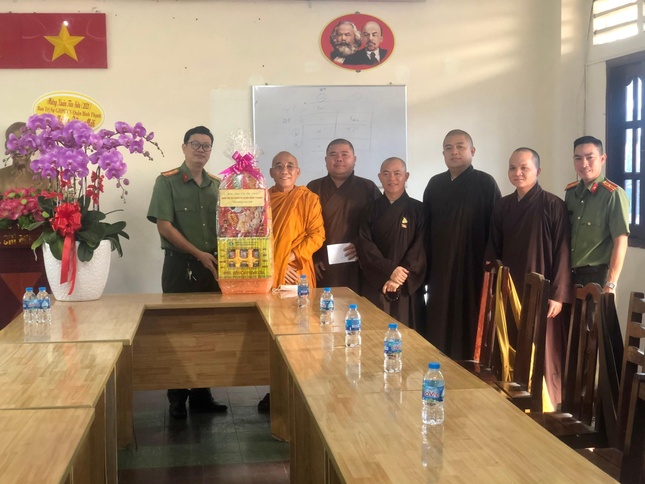 Ban Trị sự tặng quà chúc tết đến ông Đặng Xuân Minh - Đội phó Đội An ninh quận Bình Thạnh Ban Trị sự tặng quà chúc tết đến ông Đặng Xuân Minh - Đội phó Đội An ninh quận Bình Thạnh