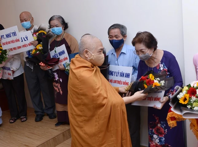 Hòa thượng Thích Giác Toàn trao hoa tán dương tinh thần đến các Phật tử Hòa thượng Thích Giác Toàn trao hoa tán dương tinh thần đến các Phật tử