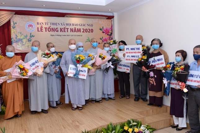 Chư tôn đức Ban Từ thiện xã hội báo Giác Ngộ, mạnh thường quân đóng góp trực tiếp 10 tỷ 600 triệu đồng trong công tác từ thiện 2021