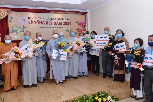 Chư tôn đức Ban Từ thiện xã hội báo Giác Ngộ, mạnh thường quân đóng góp trực tiếp 10 tỷ 600 triệu đồng trong công tác từ thiện 2021 Chư tôn đức Ban Từ thiện xã hội báo Giác Ngộ, mạnh thường quân đóng góp trực tiếp 10 tỷ 600 triệu đồng trong công tác từ thiện 2021