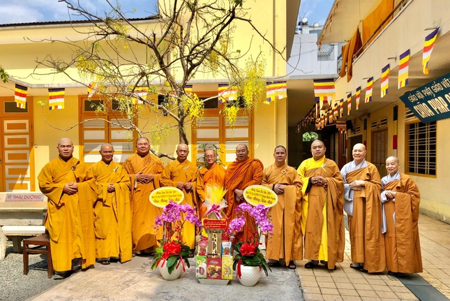 Chụp hình lưu niệm với Hòa thượng Thích Minh Giác Chụp hình lưu niệm với Hòa thượng Thích Minh Giác