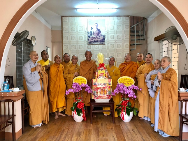 Chụp hình lưu niệm với Hòa thượng Thích Giác Tường Chụp hình lưu niệm với Hòa thượng Thích Giác Tường