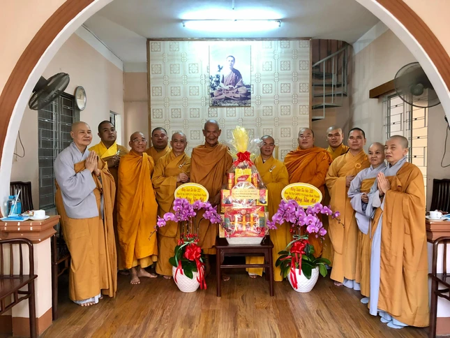 Chụp hình lưu niệm với Hòa thượng Thích Giác Tường Chụp hình lưu niệm với Hòa thượng Thích Giác Tường