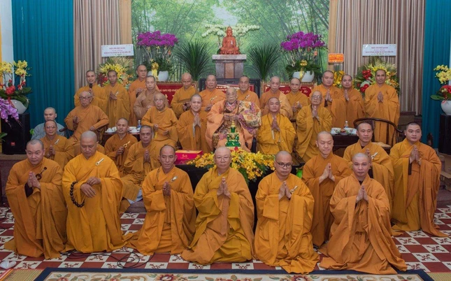 Chụp hình lưu niệm với Trưởng lão Hòa thượng