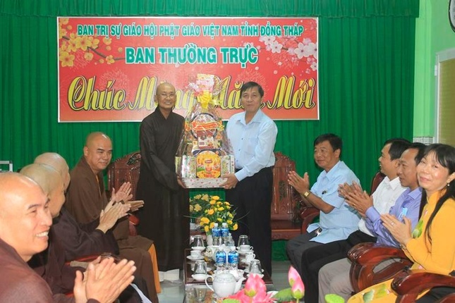 Hòa thượng Chơn Minh nhận quà chúc tết của đoàn
