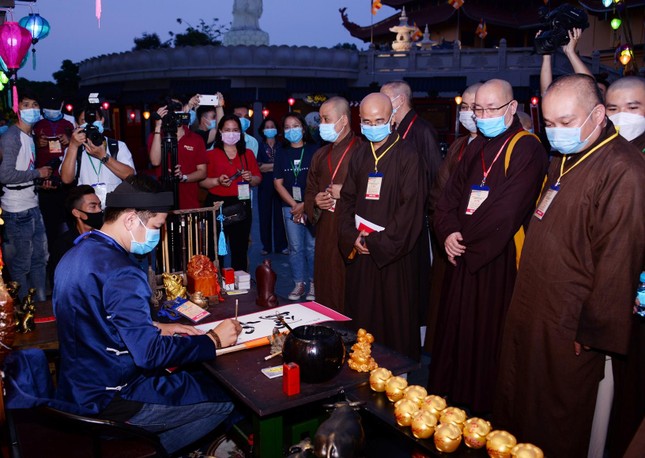 Thưởng lãm các không gian thư pháp - Ảnh: Bảo Toàn