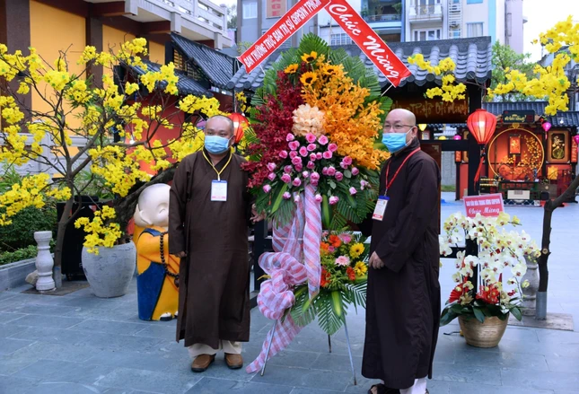 Đại đức Thích Trung Nguyện tặng hoa của Ban Thường trực Ban Trị sự GHPGVN TP.HCM chúc mừng