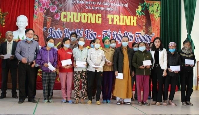 20 suất quà được Đại đức Thích Tâm Ngọc trao cho người dân xã Quỳnh Diễn 20 suất quà được Đại đức Thích Tâm Ngọc trao cho người dân xã Quỳnh Diễn