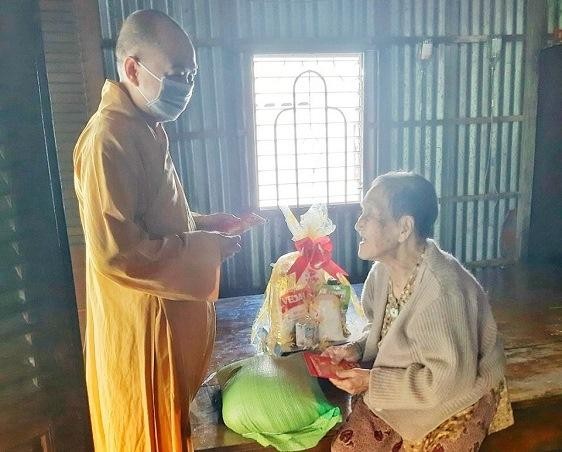 Một cụ già ở cù lao Long Khánh hoan hỷ nhận quà