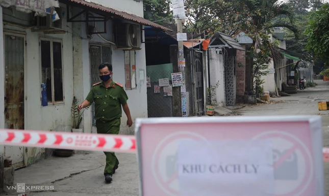 Nhân viên trung tâm y tế quận 12 đến từng hộ dân trong khu phong tỏa ở phường Thạnh Lộc, quận 12, để đưa giấy khai báo y tế, sáng 8-2 - Ảnh: Đình Văn/ VNE Nhân viên trung tâm y tế quận 12 đến từng hộ dân trong khu phong tỏa ở phường Thạnh Lộc, quận 12, để đưa giấy khai báo y tế, sáng 8-2 - Ảnh: Đình Văn/ VNE