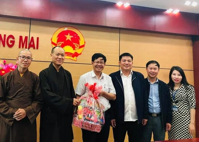 Chư tôn đức lãnh đạo Phật giáo thị xã Hoàng Mai trao quà tết tới lãnh đạo thị xã Chư tôn đức lãnh đạo Phật giáo thị xã Hoàng Mai trao quà tết tới lãnh đạo thị xã