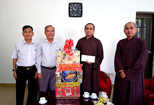 Đoàn tặng quà chúc mừng năm mới tới báo Giác Ngộ