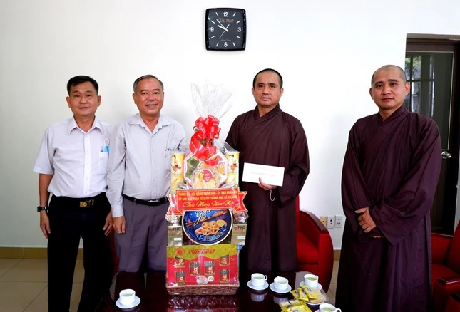 Đoàn tặng quà chúc mừng năm mới tới báo Giác Ngộ